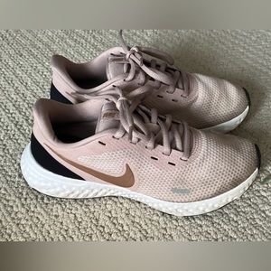 Women’s Nike shoes size 6.5